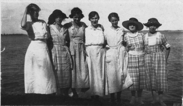 Dunnville - Eliza left, Maud 3rd from right